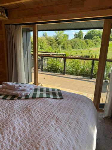 Ένα ή περισσότερα κρεβάτια σε δωμάτιο στο Langley Meadows Cabin