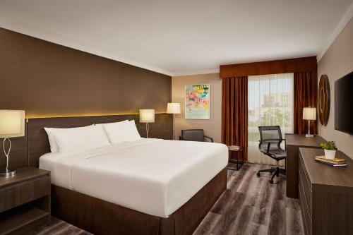 una camera d'albergo con un letto grande e una scrivania di Varscona Hotel on Whyte a Edmonton
