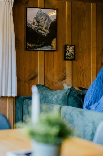a room with a couch and a picture of a mountain at Mountain View near Brienz - free parking in Kienholz