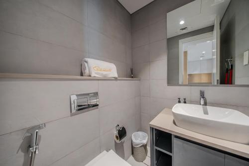 Ένα μπάνιο στο 1BR Aljada Apartment in Sharjah