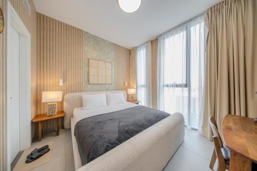 Ένα ή περισσότερα κρεβάτια σε δωμάτιο στο 1BR Aljada Apartment in Sharjah