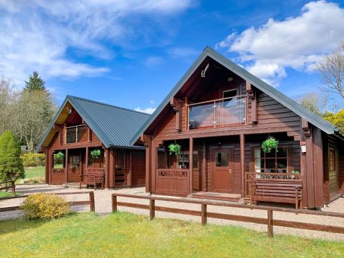 TorcastleにあるChalet 1の黒屋根の大きな木造キャビン