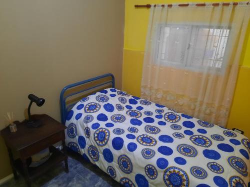 a bedroom with a bed and a window at Departamento amplio zona centrica in Resistencia