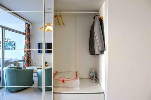 Tropical Holiday Apartment - Parking, WiFi, AC