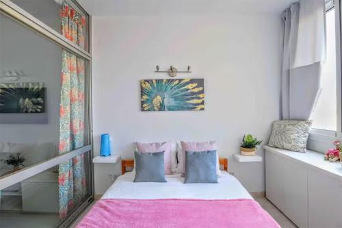 Tropical Holiday Apartment - Parking, WiFi, AC