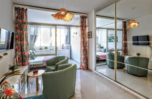 Tropical Holiday Apartment - Parking, WiFi, AC