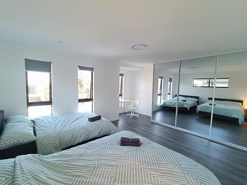 Ένα ή περισσότερα κρεβάτια σε δωμάτιο στο Spacious and Modern Family Room with Attached Bathroom - NR7