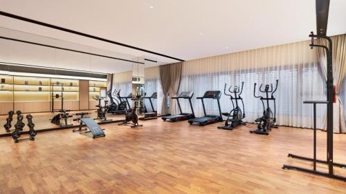 Fitness centrum a/nebo fitness zařízení v ubytování Poltton Century Hotel - Zhongshan Dayong Redwood Culture Expo City