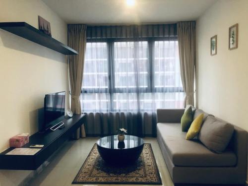 Χώρος καθιστικού στο Lush Homes at i-City - WiFi Smart TV and 1 Carpark