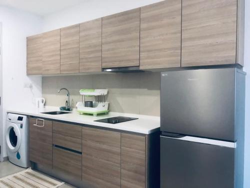 Η κουζίνα ή μικρή κουζίνα στο Lush Homes at i-City - WiFi Smart TV and 1 Carpark