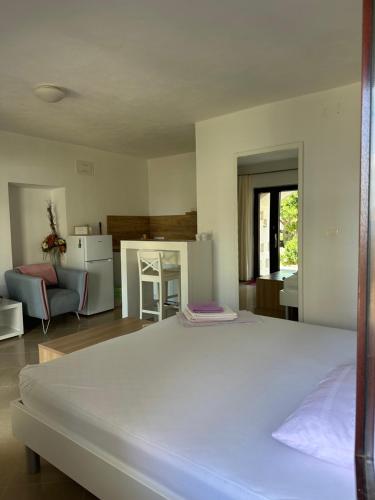 ein Schlafzimmer mit großem Bett und ein Wohnzimmer in der Unterkunft Villa Beba - Apartments in Senj