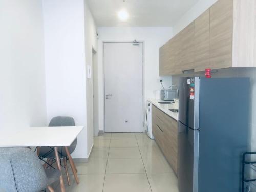 Η κουζίνα ή μικρή κουζίνα στο Lush Homes at i-City - WiFi Smart TV and 1 Carpark