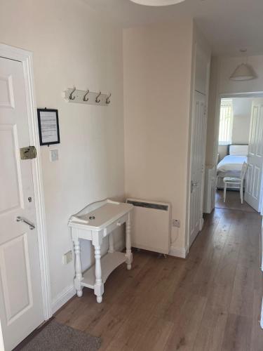 Postel nebo postele na pokoji v ubytování 2 bed Beachfront Apartment Inchydoney Cork