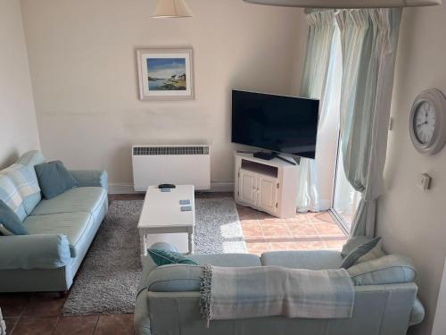 TV a/nebo společenská místnost v ubytování 2 bed Beachfront Apartment Inchydoney Cork