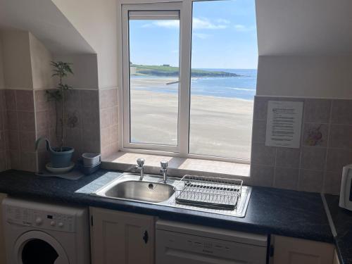 Kuchyň nebo kuchyňský kout v ubytování 2 bed Beachfront Apartment Inchydoney Cork