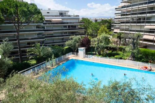- une vue sur la piscine dans un immeuble dans l'établissement Studio in Antibes with AC Terrace & Pool - BENAKEY, à Antibes
