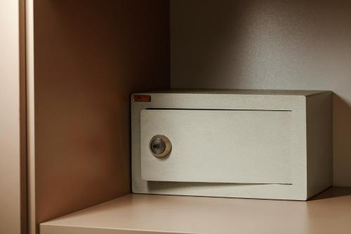 プラハにあるHotel Superior Pragueのカウンターの上に置かれた白い電子レンジ