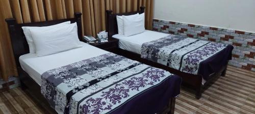 Ένα ή περισσότερα κρεβάτια σε δωμάτιο στο Luxury Hotel Karachi