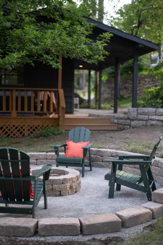 a group of chairs sitting around a fire pit at The Woodsman Lodge in Eureka Springs