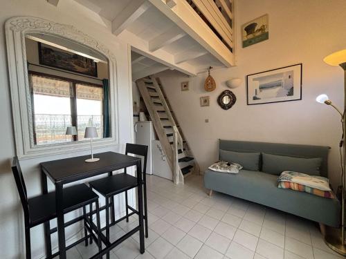 un salon avec un canapé et une table dans l'établissement Studio mezzanine avec piscine, parking - 4 pers - Cavalaire - FR-1-226B-166, à Cavalaire-sur-Mer