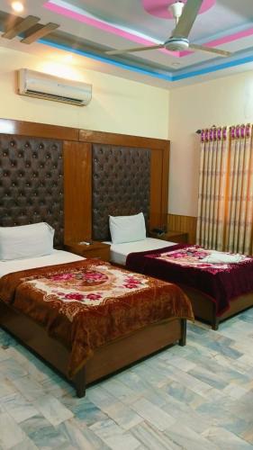 Ένα ή περισσότερα κρεβάτια σε δωμάτιο στο Luxury Hotel Karachi