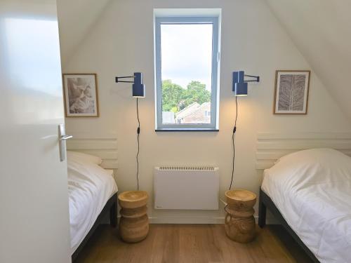 a bedroom with two twin beds and a window at Vakantiehuis Domburg DO60 in Domburg