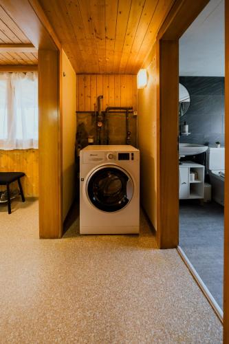 a washer and dryer in a small room at Mountain View near Brienz - free parking in Kienholz