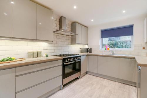 Η κουζίνα ή μικρή κουζίνα στο Tiger House Stevenage 5 Bed 4 Bath Group Bookings