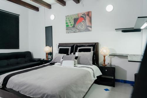 ミンカにあるHostal Paraiso Mincaの大きなベッドとソファのある寝室