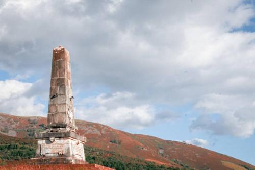 a stone monument on top of a hill at Apartamento Larrazu II Agroturismo Baztán in Arráyoz