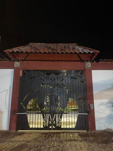 a gate to a house with a horse on it at HOTEL EMPRESARIAL Arcoiris de mi llano in Paz de Ariporo