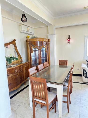 a dining room with a table and chairs at فيلا اول صف بحر مارينا الساحل الشمالي العلمين برايفت بول in El Alamein