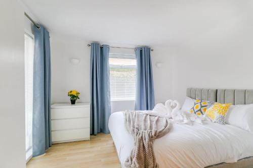 Ένα ή περισσότερα κρεβάτια σε δωμάτιο στο Tiger House Stevenage 5 Bed 4 Bath Group Bookings