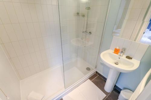 Ένα μπάνιο στο Tiger House Stevenage 5 Bed 4 Bath Group Bookings