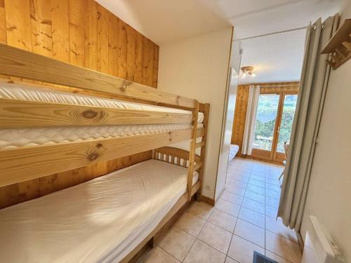 une chambre avec deux lits superposés dans une pièce dans l'établissement Charmant Studio Cabine à Praz-Sur-Arly, Ideal Pour 4 avec Parking, Proche Village et Remontées - FR-1-603-17, à Praz-sur-Arly