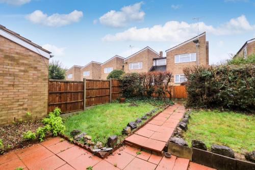 Κήπος έξω από το Tiger House Stevenage 5 Bed 4 Bath Group Bookings