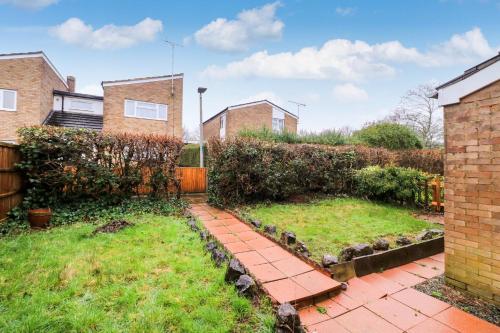 Κήπος έξω από το Tiger House Stevenage 5 Bed 4 Bath Group Bookings