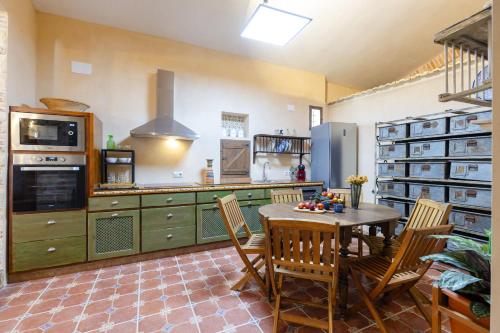 Dapur atau dapur kecil di Historical Palms Villa by Fidalsa