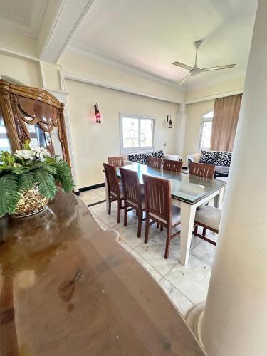 a dining room with a table and chairs at فيلا اول صف بحر مارينا الساحل الشمالي العلمين برايفت بول in El Alamein