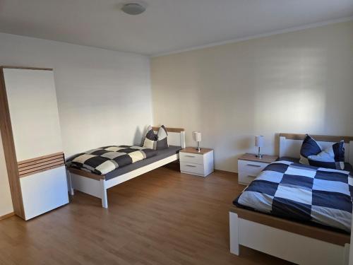 En eller flere senge i et værelse på Monteurwohnung