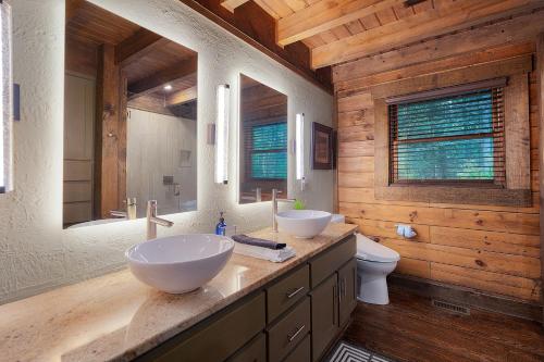 Koupelna v ubytování A Stoney River - Luxurious Cherry Log Riverfront Cabin - Hot Tub, Game Room, Multiple Decks, Views of Ellijay River, Goose Islan