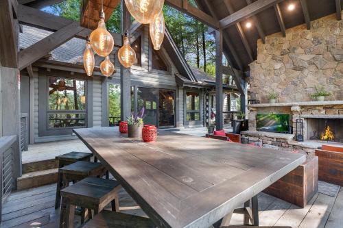 Fotografie z fotogalerie ubytování A Stoney River - Luxurious Cherry Log Riverfront Cabin - Hot Tub, Game Room, Multiple Decks, Views of Ellijay River, Goose Islan v destinaci Cherry Log