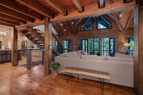 Fotografie z fotogalerie ubytování A Stoney River - Luxurious Cherry Log Riverfront Cabin - Hot Tub, Game Room, Multiple Decks, Views of Ellijay River, Goose Islan v destinaci Cherry Log