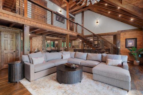 Posezení v ubytování A Stoney River - Luxurious Cherry Log Riverfront Cabin - Hot Tub, Game Room, Multiple Decks, Views of Ellijay River, Goose Islan
