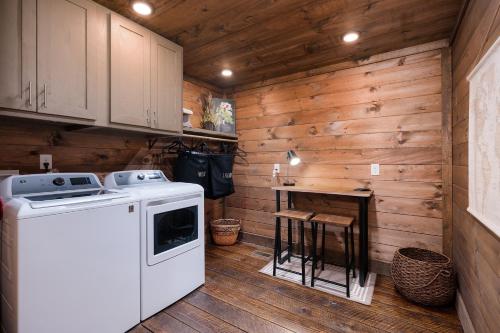 Kuchyň nebo kuchyňský kout v ubytování A Stoney River - Luxurious Cherry Log Riverfront Cabin - Hot Tub, Game Room, Multiple Decks, Views of Ellijay River, Goose Islan