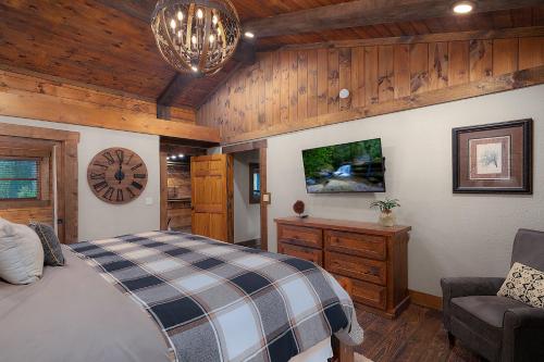 TV a/nebo společenská místnost v ubytování A Stoney River - Luxurious Cherry Log Riverfront Cabin - Hot Tub, Game Room, Multiple Decks, Views of Ellijay River, Goose Islan