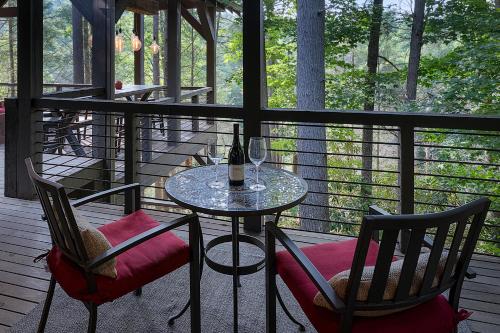Balkón nebo terasa v ubytování A Stoney River - Luxurious Cherry Log Riverfront Cabin - Hot Tub, Game Room, Multiple Decks, Views of Ellijay River, Goose Islan