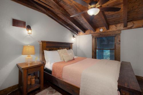 Postel nebo postele na pokoji v ubytování A Stoney River - Luxurious Cherry Log Riverfront Cabin - Hot Tub, Game Room, Multiple Decks, Views of Ellijay River, Goose Islan