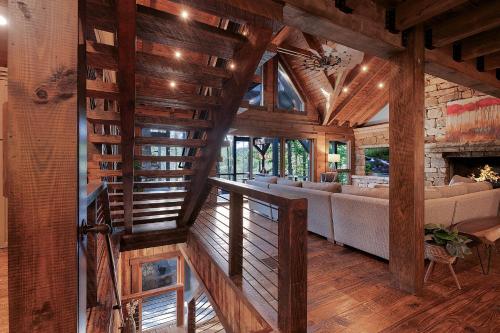 Fotografie z fotogalerie ubytování A Stoney River - Luxurious Cherry Log Riverfront Cabin - Hot Tub, Game Room, Multiple Decks, Views of Ellijay River, Goose Islan v destinaci Cherry Log