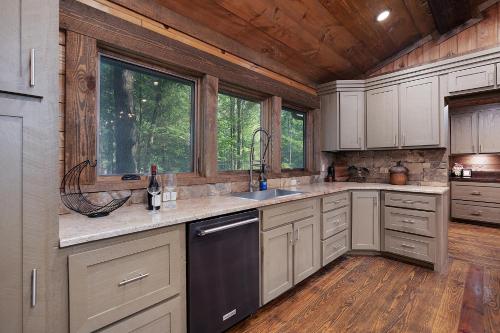 Kuchyň nebo kuchyňský kout v ubytování A Stoney River - Luxurious Cherry Log Riverfront Cabin - Hot Tub, Game Room, Multiple Decks, Views of Ellijay River, Goose Islan